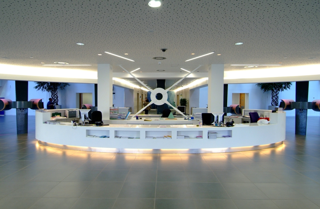 Leeds Met University – 9.5m x 4.5m, Back Painted Glass Top, Corian with Integrated Lighting